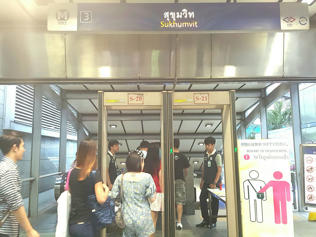 Cổng kiểm tra an ninh tại bến tàu điện ở Bangkok - Ảnh: Lam Yên