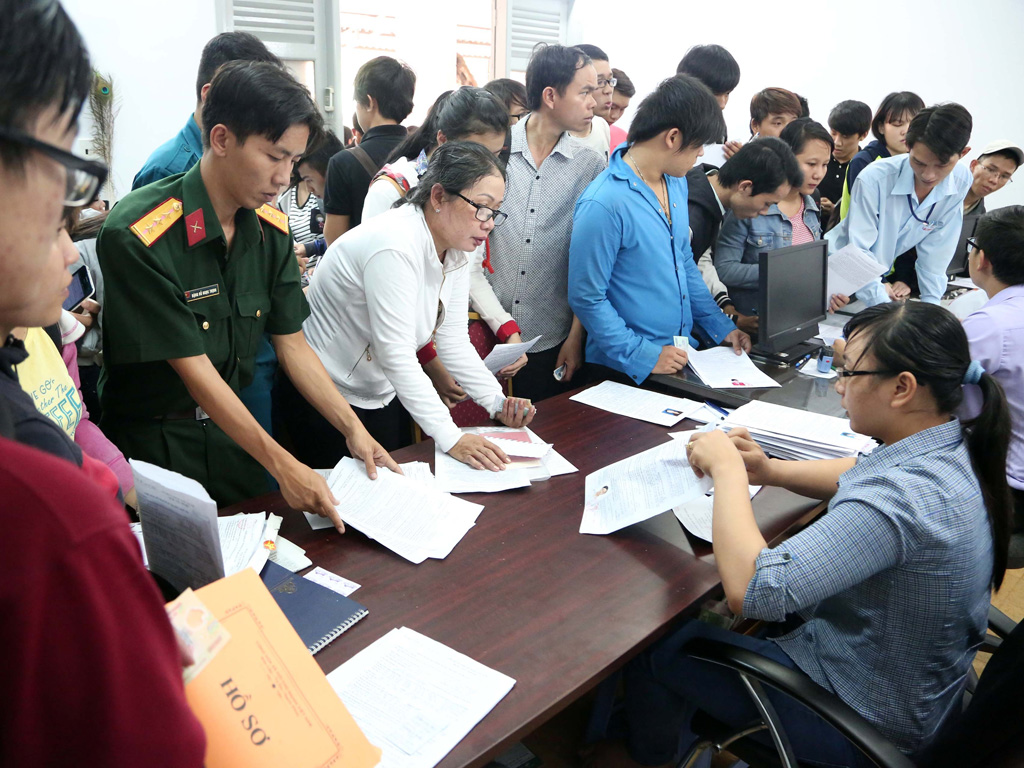Nộp hồ sơ đăng ký xét tuyển vào ĐH, CĐ năm 2015 - Ảnh: Đào Ngọc Thạch