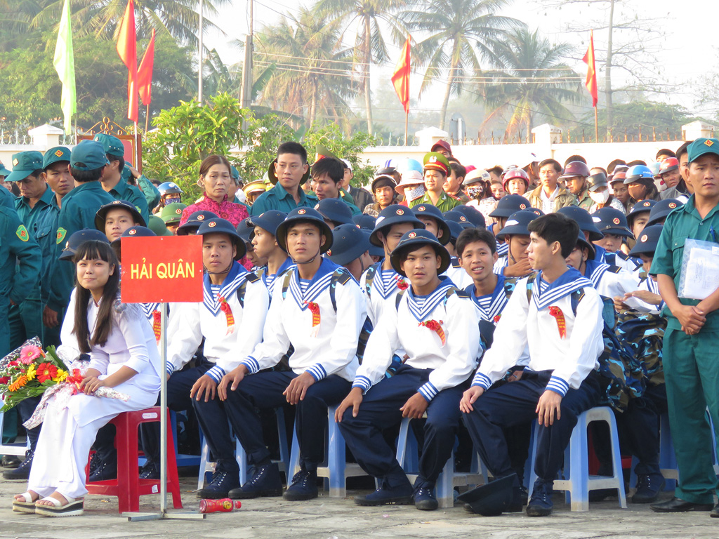 Thanh niên ở huyện Đông Hòa nhập ngũ Lữ đoàn 146 Hải quân - Ảnh: Đức Huy