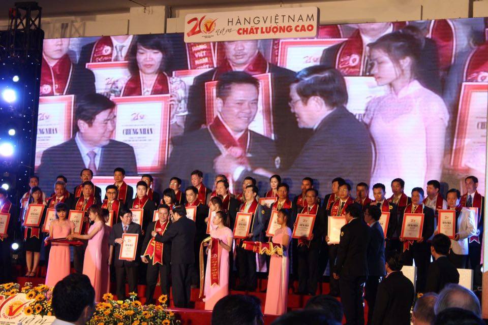 Chủ tịch nước Trương Tấn Sang trao tặng danh hiệu cho đại diện Công ty CP Đường Biên Hòa - Ảnh: Lưu Hương Lan