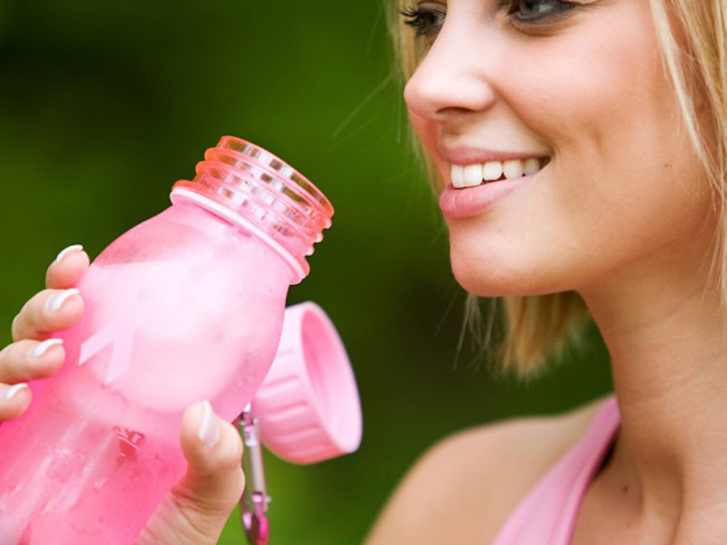 Luôn mang theo chai nước bên mình để giảm cân - Ảnh minh họa: Shutterstock