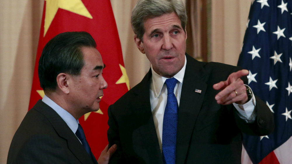 Ngoại trưởng Trung Quốc Vương Nghị và Ngoại trưởng Mỹ John Kerry trong cuộc gặp gần đây bàn về biện pháp trừng phạt Triều Tiên - Ảnh: Reuters