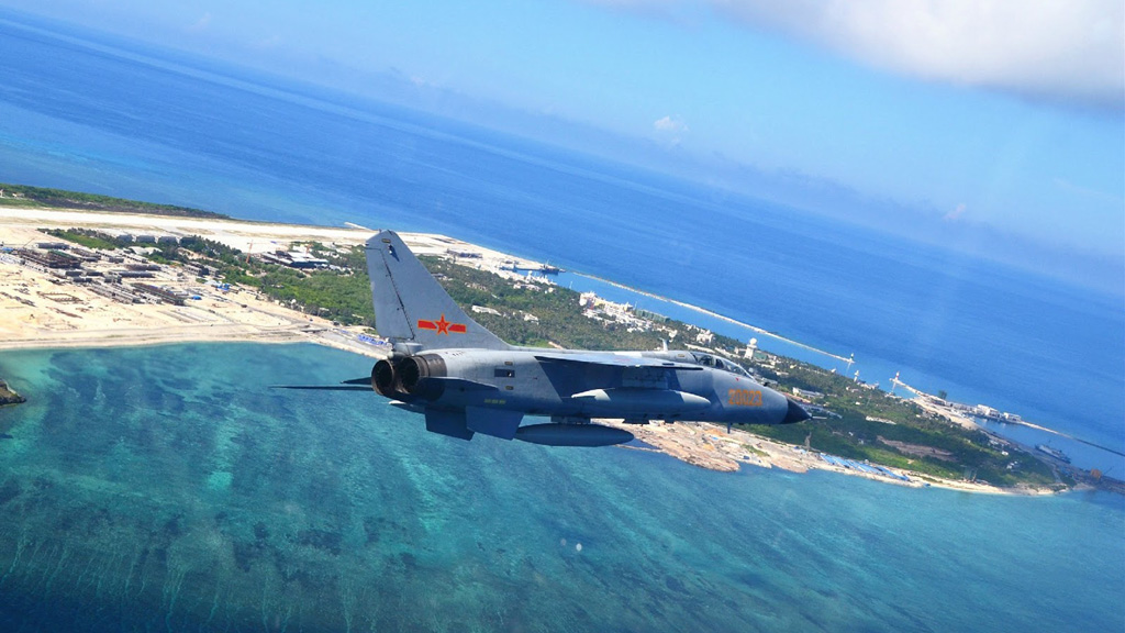 Chiến đấu cơ JH-7A của quân khu Thẩm Dương (Trung Quốc) bay lượn trên đảo Phú Lâm (thuộc Hoàng Sa của VN) tháng 8.2015 - Ảnh: Bộ Quốc phòng TQ