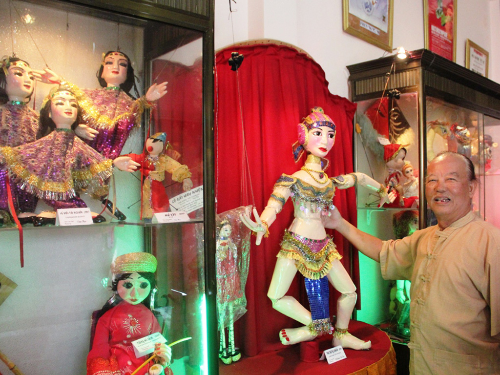 Nghệ sĩ Văn Học giới thiệu bảo tàng múa rối độc diễn - Ảnh: Nguyễn Chung