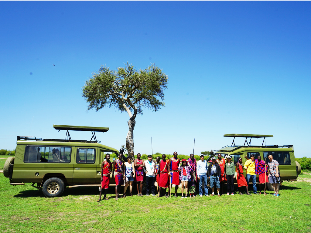 Bộ tộc Maasai Mara chụp ảnh cùng du khách - Ảnh: Trần Văn Trường