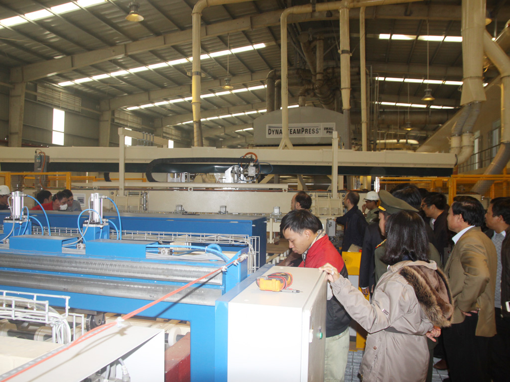 Dây chuyền 2 của Nhà máy gỗ MDF Quảng Trị đi vào hoạt động tại Khu công nghiệp Quán Ngang từ đầu năm 2016 - Ảnh: Nguyễn Phúc