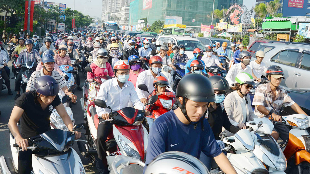 Việc đi lại của người dân TP.HCM hàng ngày vẫn chịu nhiều áp lực - Ảnh: Diệp Đức Minh