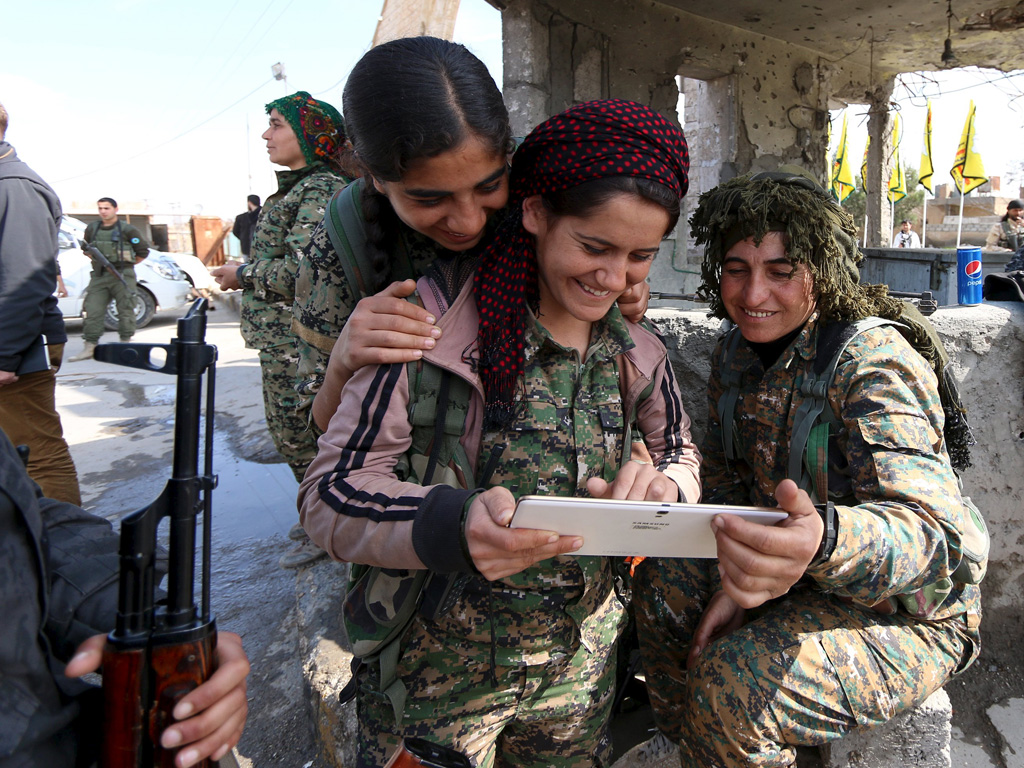 Phút thư giãn của các nữ binh sĩ thuộc nhóm Lực lượng dân chủ Syria tại tỉnh Hasaka - Ảnh: Reuters