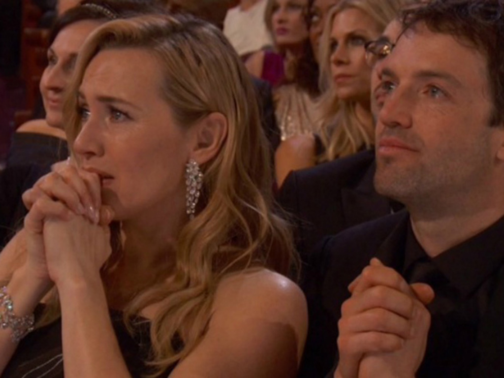 Kate Winslet xúc động khi Leonardo Dicaprio lên nhận giải Nam diễn viên chính xuất sắc nhất - Ảnh: Chụp màn hình clip