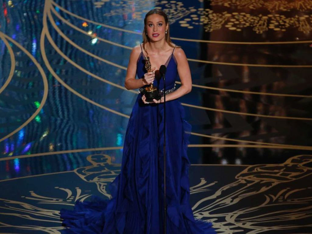 Brie Larson nhận tượng vàng Oscar cho vai diễn trong phim 'Room' - Ảnh: Reuters