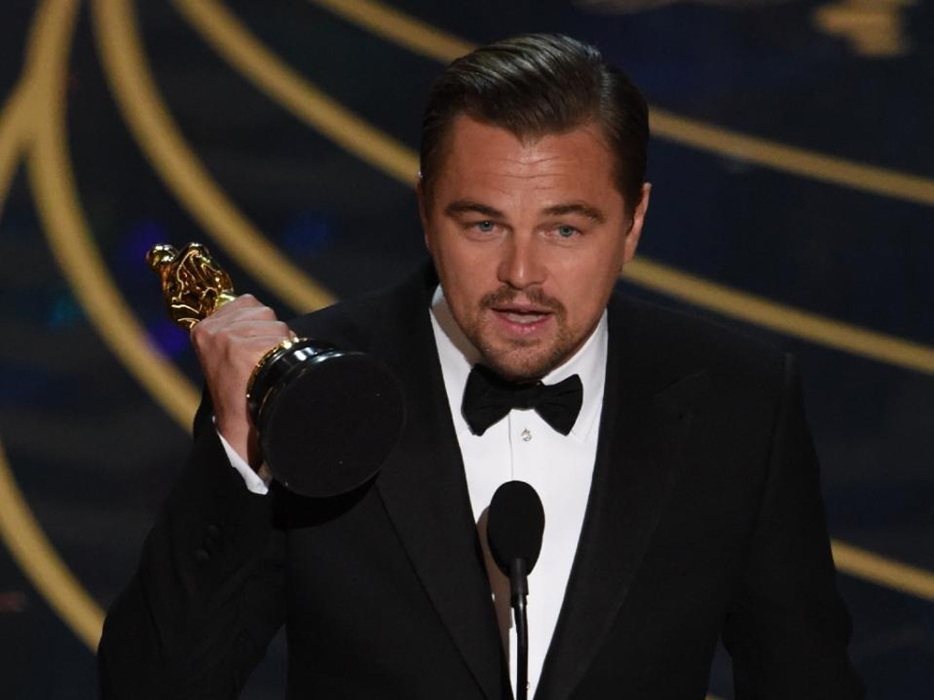 Leonardo vui sướng nhận tượng vàng Oscar đầu tiên trong sự nghiệp - Ảnh: AFP