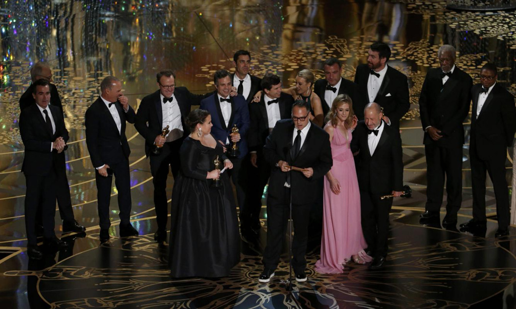 Dàn diễn viên của 'Spotlight' bước lên bục nhận giải Phim hay nhất Oscar 2016 - Ảnh: Reuters 