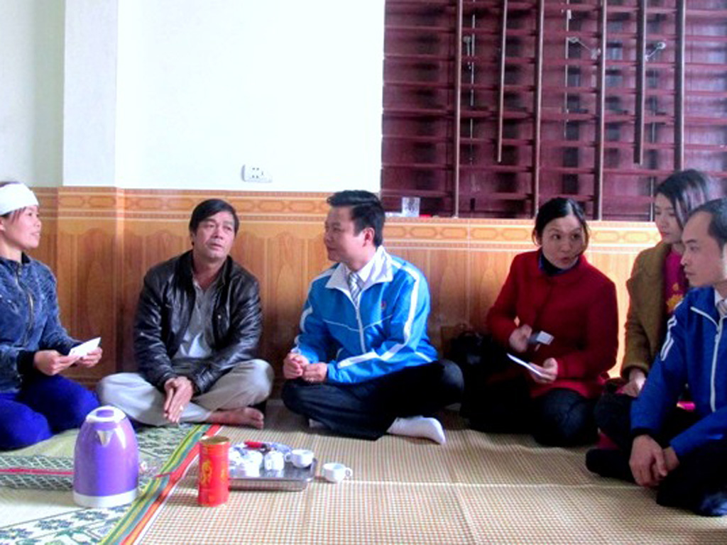 Tỉnh đoàn và Hội LHTN tỉnh Quảng Bình đi thăm, động viên gia đình các ngư dân trong vụ chìm tàu trên biển làm 3 ngư dân mất tích - Ảnh:  Trương Quang Nam