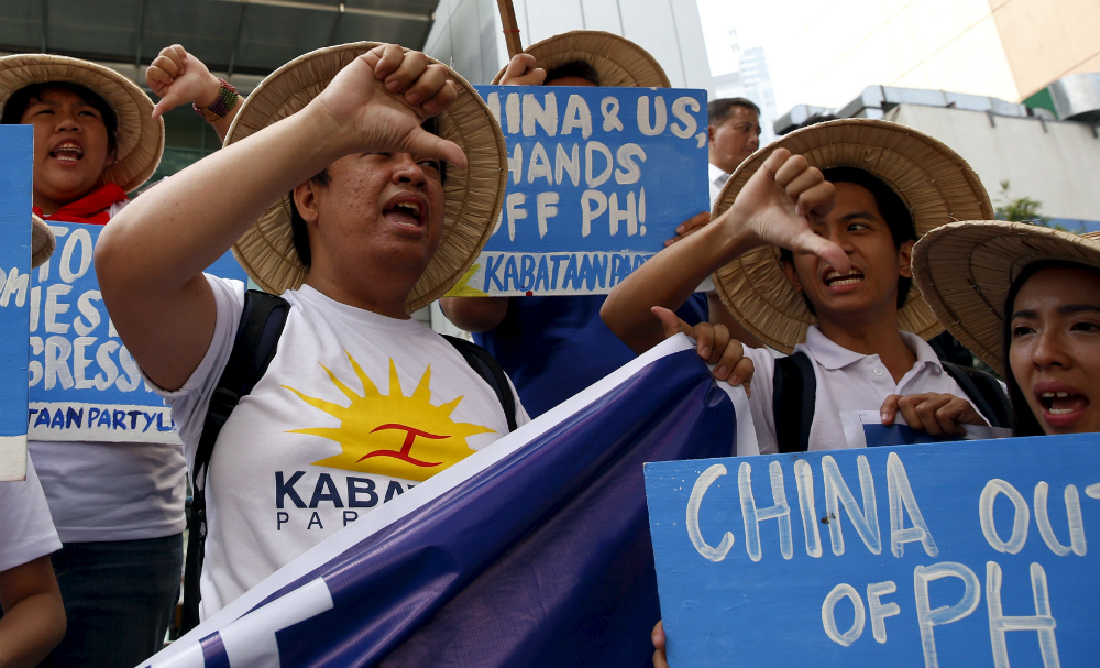 Sinh viên Philippines biểu tình trước lãnh sự quán Trung Quốc tại Manila phản đối việc Bắc Kinh quân sự hóa Biển Đông - Ảnh: Reuters