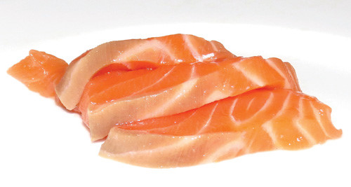 Cá hồi kết hợp với tỏi có thể làm giảm nguy cơ mắc bệnh tim mạch - Ảnh: Hạ Huy