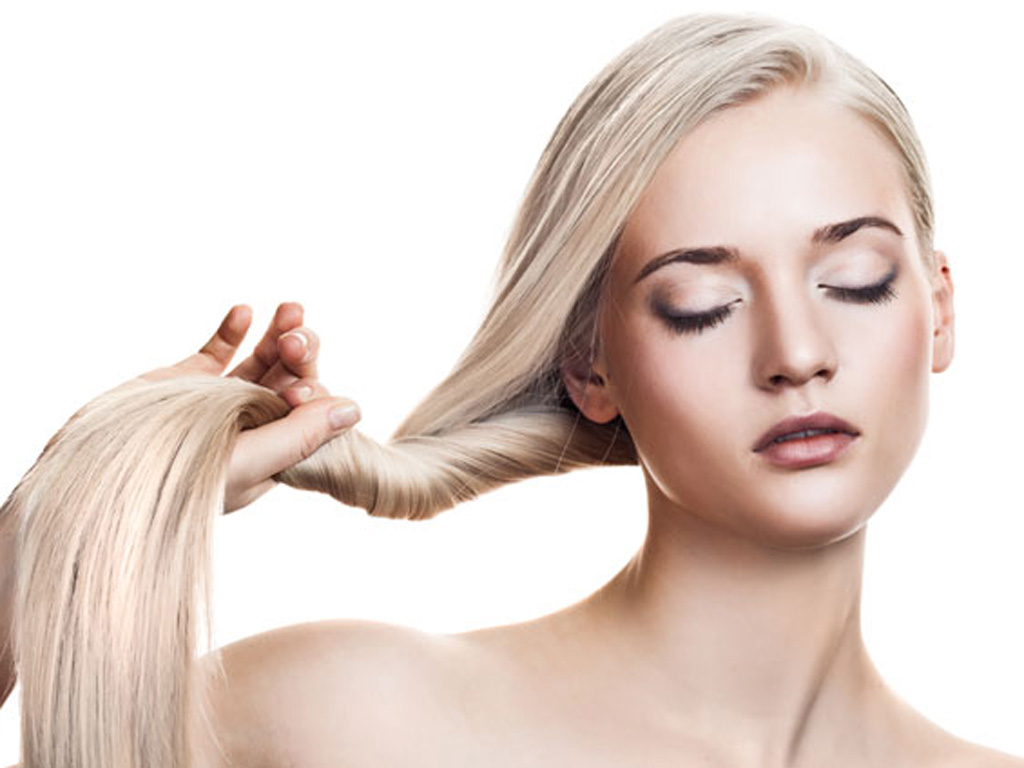 Tóc cũng như da mặt, cần chăm sóc để làm chậm quá trình lão hóa - Ảnh: Shutterstock