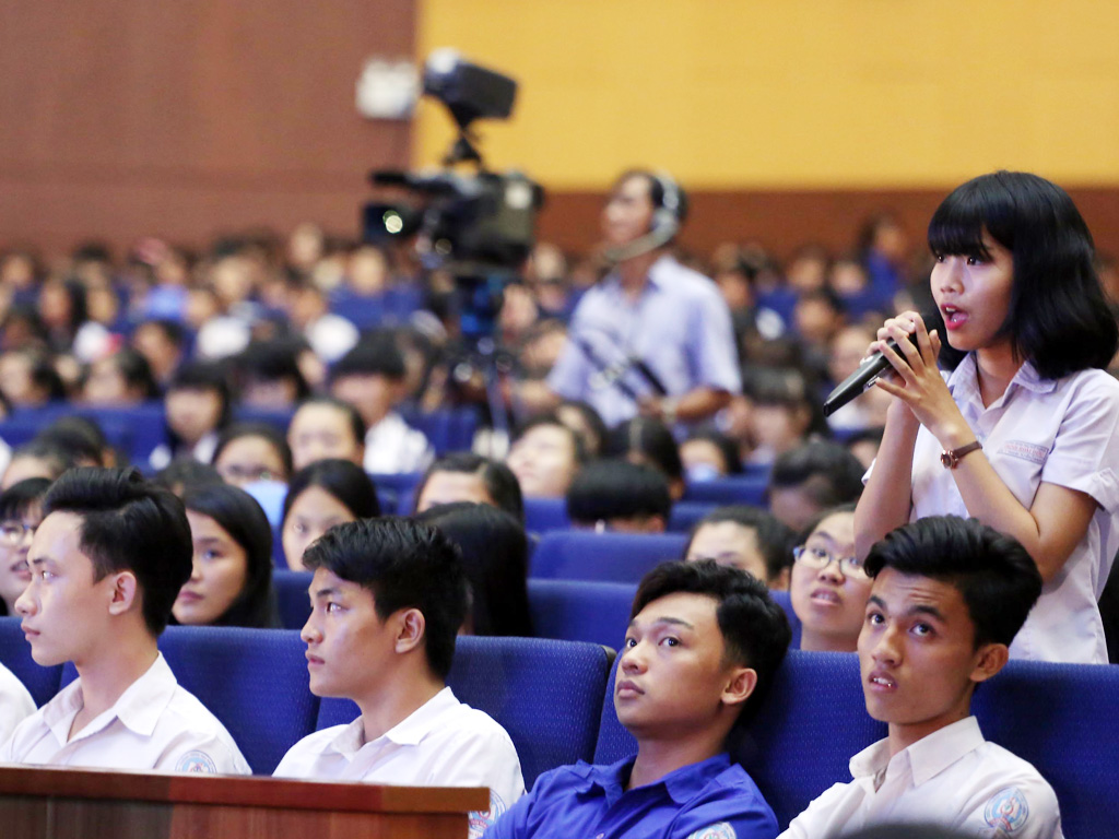 Học sinh tỉnh Bình Dương đặt câu hỏi cho các chuyên gia tư vấn mùa thi của báo Thanh Niên - Ảnh: Đào Ngọc Thạch