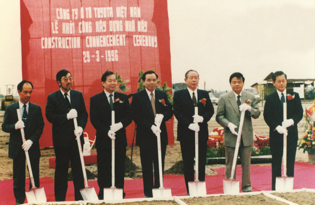 Ông Hasegawa (thứ hai từ trái qua) - Tổng giám đốc đầu tiên giai đoạn 9/1995-12/1999 trong lễ khởi công xây dựng nhà máy Toyota Việt Nam
