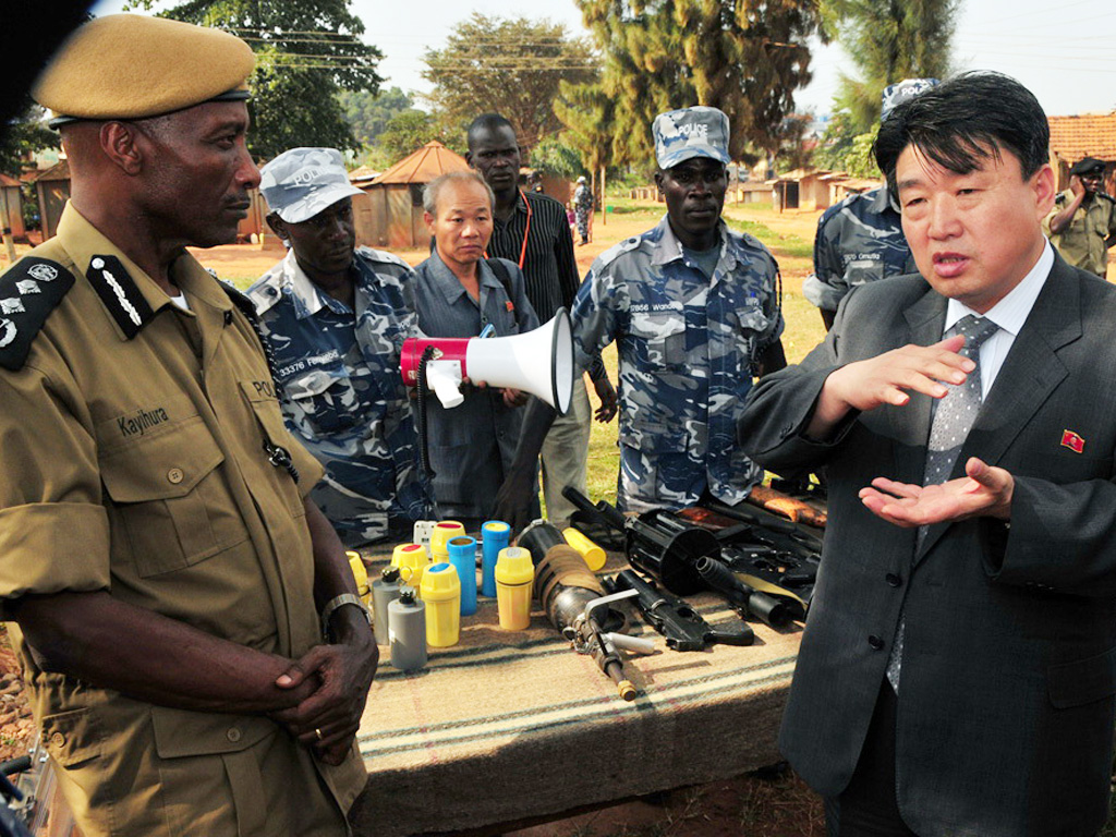 Thứ trưởng An ninh nhân dân Triều Tiên Ri Song-chol (phải) trong chuyến thăm Uganda năm 2013 - Ảnh: Nknews.org