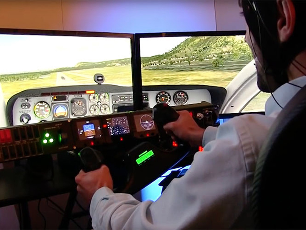 Cỗ máy mô phỏng tình huống thực cho những người học điều khiển máy bay - Ảnh: YouTube