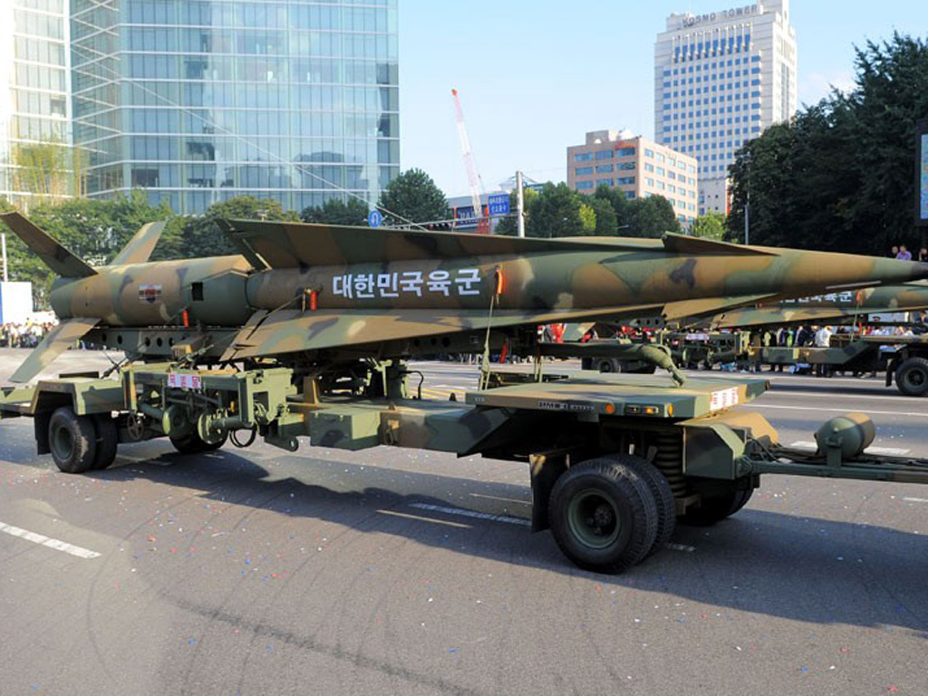 Tên lửa Hàn Quốc tham gia một cuộc diễu binh - Ảnh: AFP