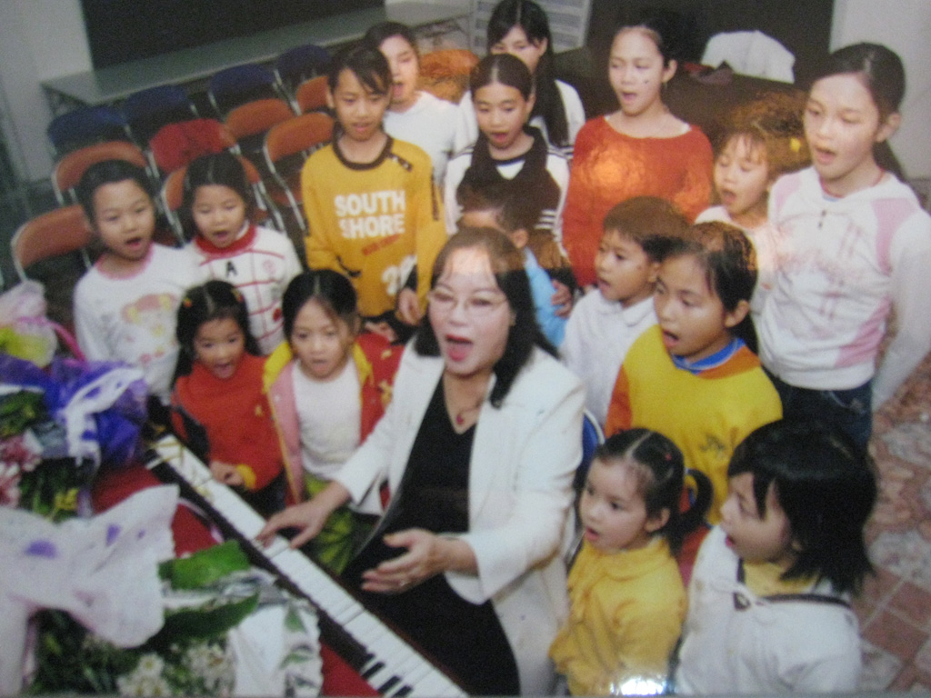 Nghệ sĩ Tường Vi dạy hát cho các em nhỏ - Ảnh: tư liệu gia đình
