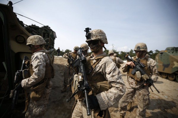 Lính hải quân Mỹ trong một cuộc tập trận chung với Hàn Quốc - Ảnh: Reuters