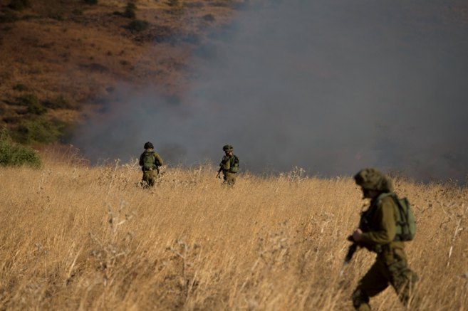 Binh sĩ Israel tuần tra gần khu vực biên giới với Li Băng - Ảnh: Reuters