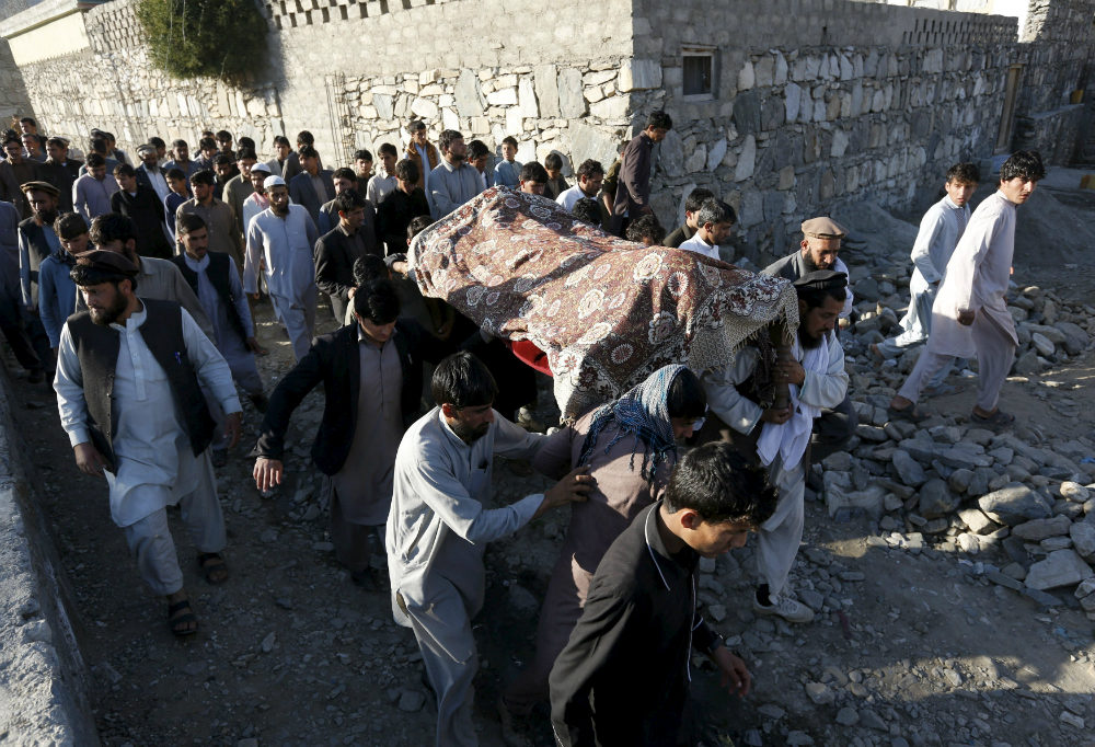 Đám tang của nạn nhân vụ đánh bom tự sát do phần tử Taliban tiến hành ở tỉnh Kunar, Afghanistan hồi tháng 2 - Ảnh: Reuters