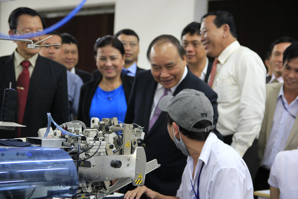 Phó thủ tướng thăm hỏi công nhân Công ty dệt may 29.3 - Ảnh: Hoàng Sơn