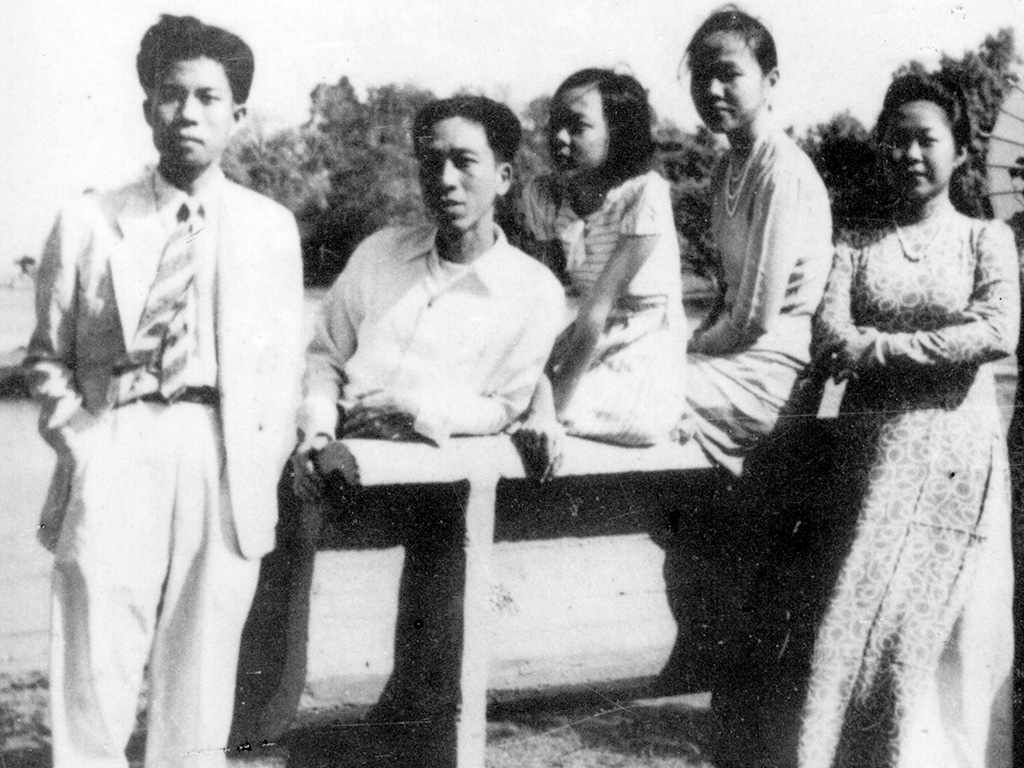 Nguyễn Bính (bìa trái) cùng gia đình nhà thơ Đông Hồ - Mộng Tuyết tại Hà Tiên (1944) - Ảnh: Tư liệu gia đình