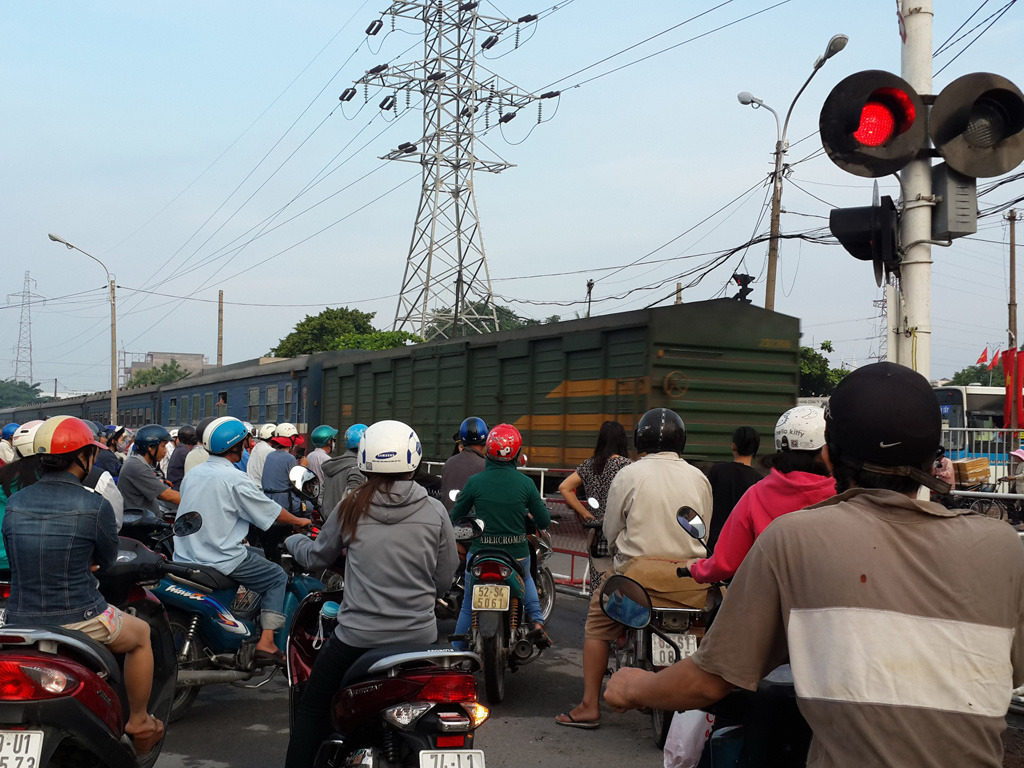 Sẽ có dải phân cách bê tông đóng khoảng mở tại giao lộ Quốc lộ 13 - Kha Vạn Cân (từ hàng rào đường sắt đến vị trí đầu dải phân cách tim đường Quốc lộ 13) - Ảnh: Đ.Sơn