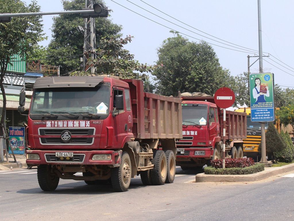 Hoạt động của xe tải ben trên địa bàn quận Cẩm Lệ khiến người dân bất an - Ảnh: Hoàng Sơn