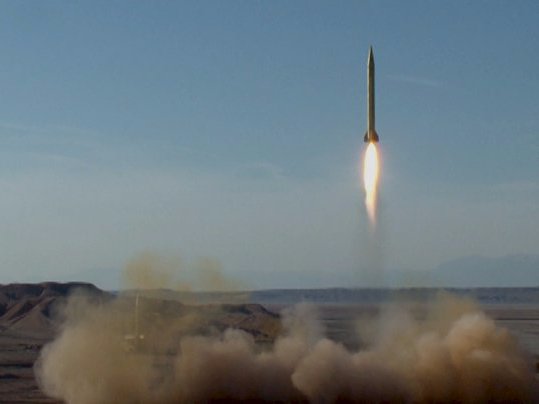 Tên lửa đạn đạo được Iran phóng thử nghiệm - Ảnh: Reuters