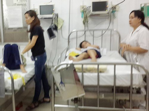 Học sinh Trường Trần Quang Khải (Q.1, TP.HCM) đang được cấp cứu tại bệnh viện Q.1