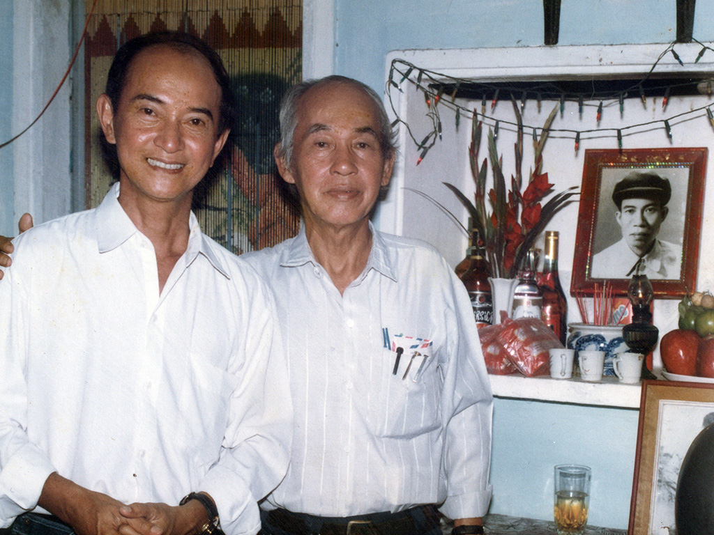 Nhà thơ Kiên Giang (phải) bên bàn thờ “sư phụ” Nguyễn Bính - Ảnh: Tư liệu gia đình