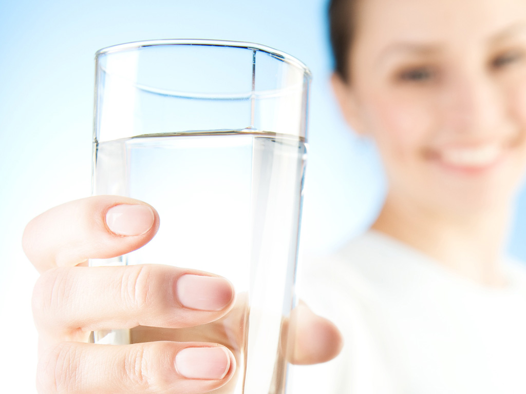 Uống nhiều nước giúp ích cho cơ thể rất nhiều - Ảnh: Shutterstock
