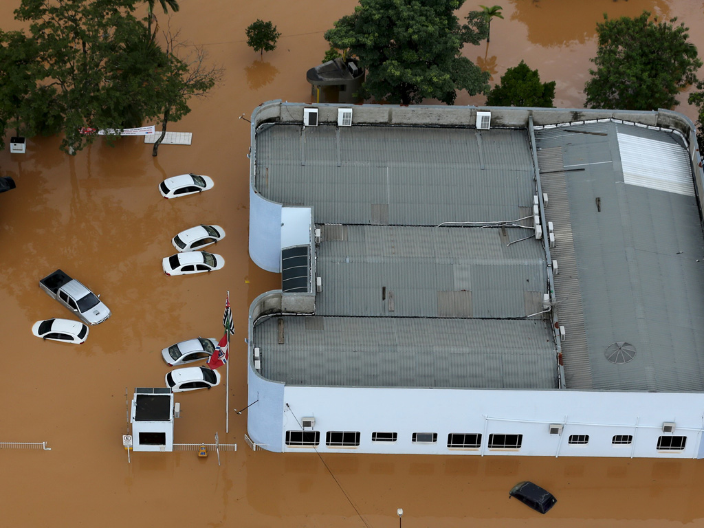 Nhà cửa, xe cộ chìm trong nước - Ảnh: Reuters