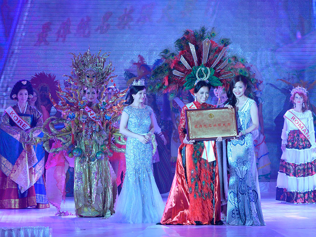 Kelly Trang Trần tự thiết kế trang phục dân tộc của mình tại Hoa hậu Quý bà Thế giới 2016