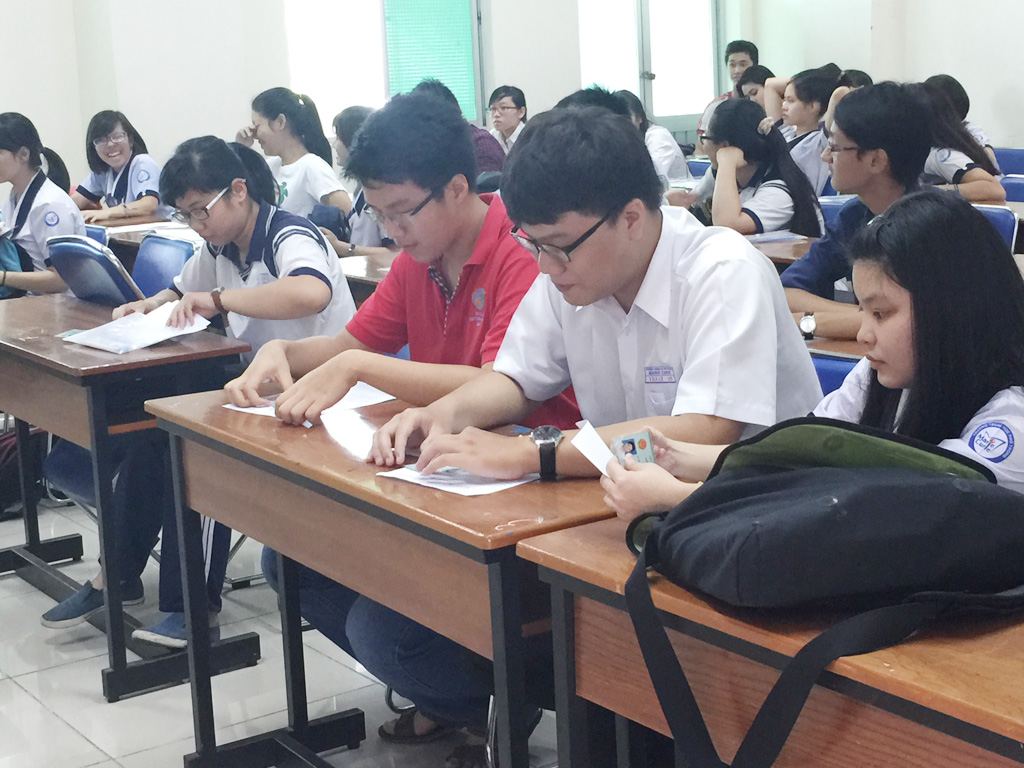 Thí sinh làm thủ tục dự thi THPT quốc gia tại cụm thi Trường ĐH Sài Gòn năm 2015 - Ảnh: Hà Ánh