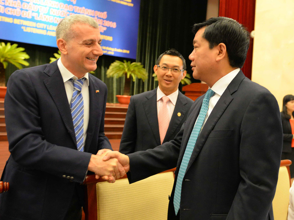 Các doanh nghiệp nước ngoài trao đổi với Bí thư Thành ủy Đinh La Thăng tại buổi gặp - Ảnh: D.Đ.Minh