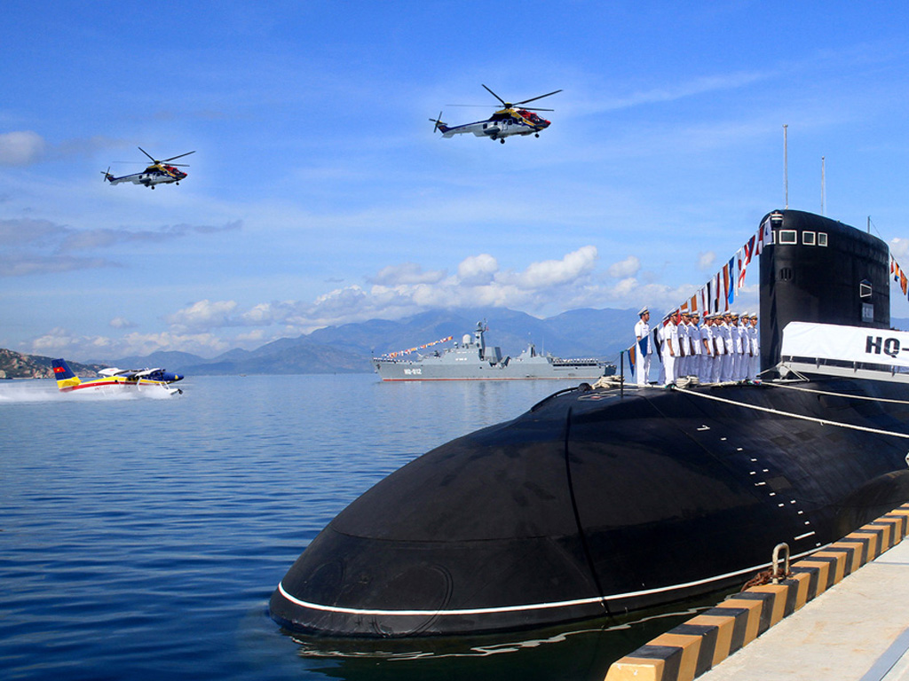 Phi đội Trực thăng EC-225 bay biểu diễn trong lễ thượng cờ tàu ngầm Hà Nội và TP. HCM - Ảnh: Duy Khánh