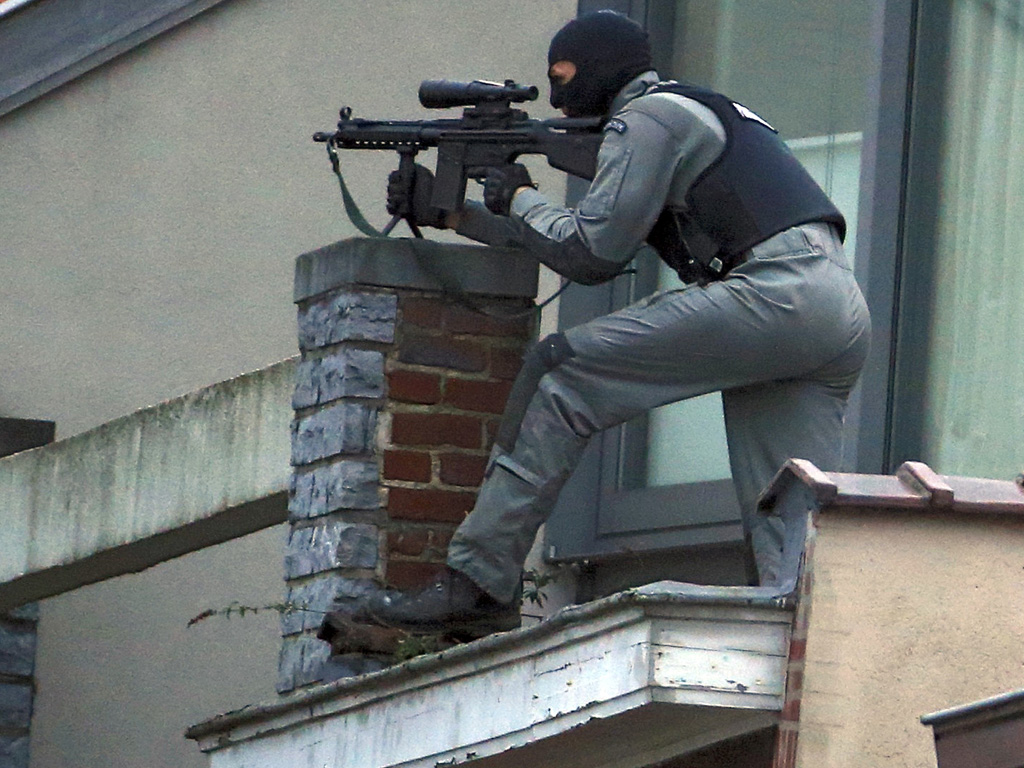 Một cảnh sát đặc nhiệm Bỉ tham gia bao vây khu nhà Forest - Ảnh: Reuters