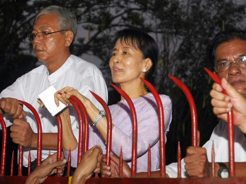 Ông Htin Kyaw (trái) cạnh bà Suu Kyi ngày 13.11.2010 - Ảnh: Frontier Myanmar