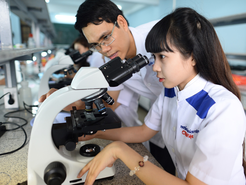 Sinh viên khối ngành y dược Trường CĐ Bách Việt trong phòng thực hành - Ảnh: M.N.T