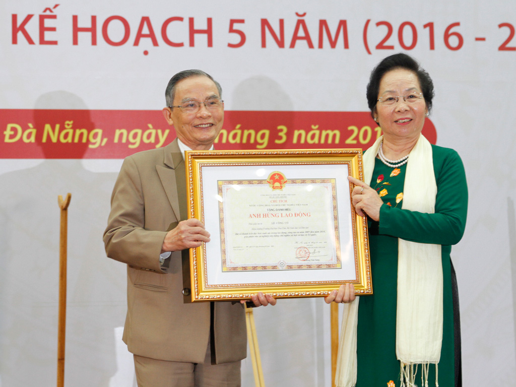 Phó chủ tịch nước Nguyễn Thị Doan trao tặng danh hiệu Anh hùng Lao động cho nhà giáo Lê Công Cơ - Ảnh: Diệu Hiền