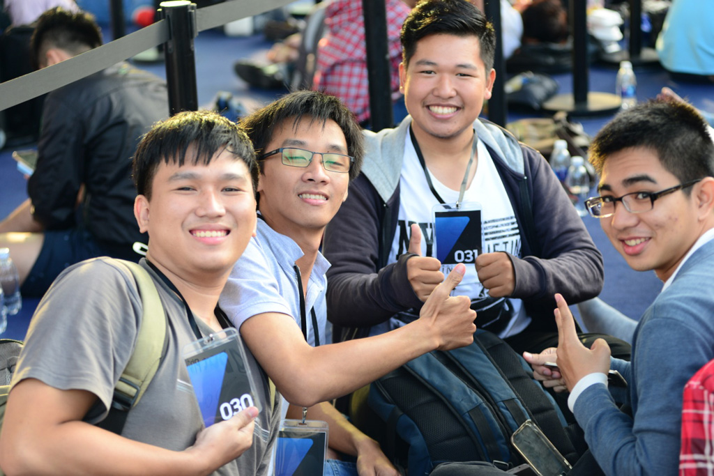 Dòng người xếp hàng tại SC Vivo City, mặc dù thức 2 đêm nhưng các bạn không hề tỏ ra mệt mỏi mà còn hào hứng với các hoạt động làm nóng của Samsung