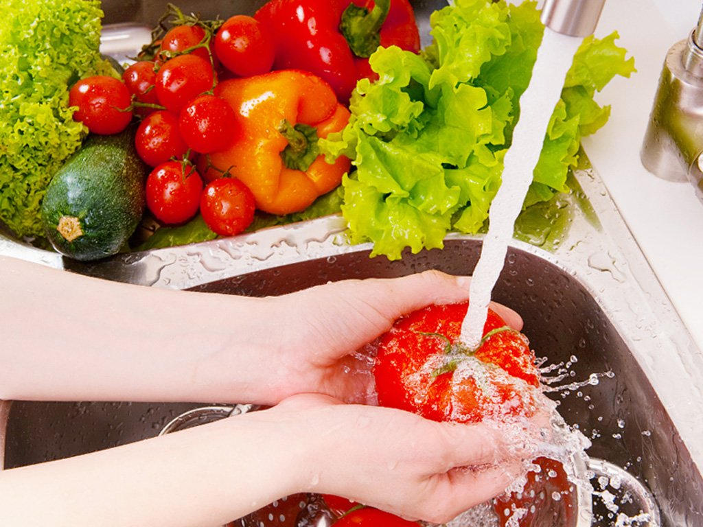 Rửa trái cây và rau quả bằng hỗn hợp chanh, giấm và nước là tốt nhất - Ảnh: Shutterstock