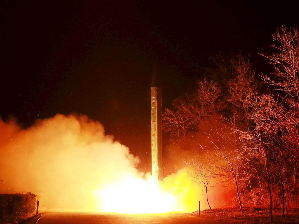 Một đợt phóng tên lửa đạn đạo của Triều Tiên - Ảnh: Reuters