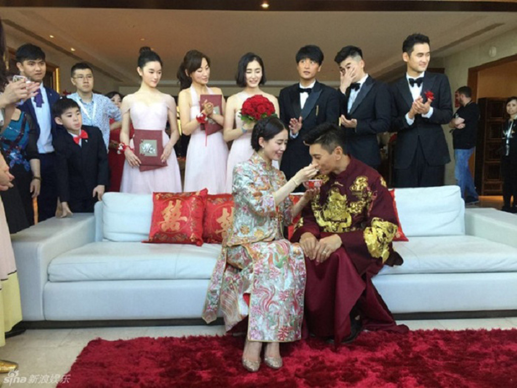 Tô Hữu Bằng (thứ 2 từ phải qua) dùng tay lau nước mắt khi thấy bạn thân hạnh phúc trong ngày trọng đại - Ảnh: Chụp màn hình Sina Weibo